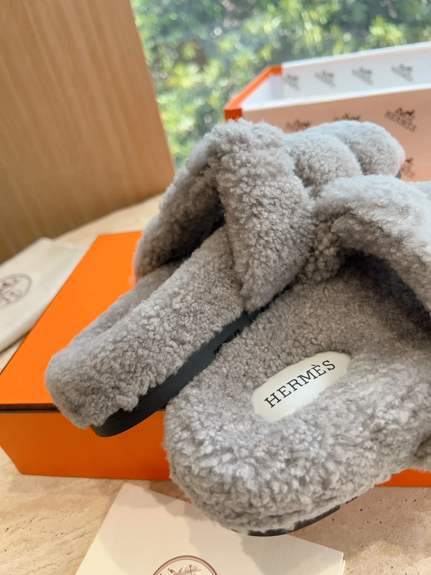 👟👟Ex-factory price 500👟👟 (Top version) Hermes Hermès Second Uncle Fur Slippers Can be made without standard: [Note: No standard needs to be customized] In 2024, the official website and Xiaohongshu will synchronize the latest color matching Hermès hot models, upgraded workmanship, high quality! Fashionable small wool H-slip autumn and winter style flat-soled wool mop. Fabric: Imported lamb's roll real wool. Lining: Imported lamb's roll real wool. Outsole: Genuine leather outsole. Size: 35-43, [Note: 41, 42, 43 customized]